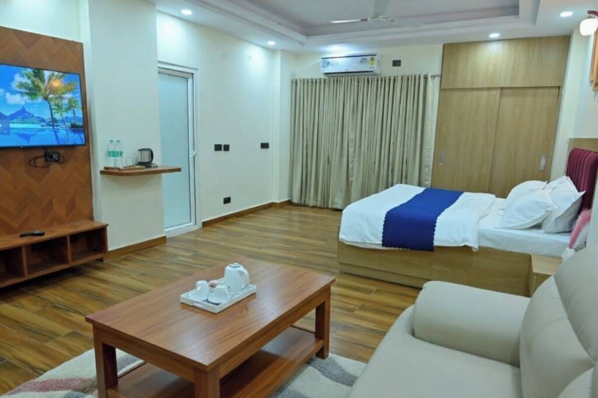 Standard Studio Suite | Desk, free WiFi