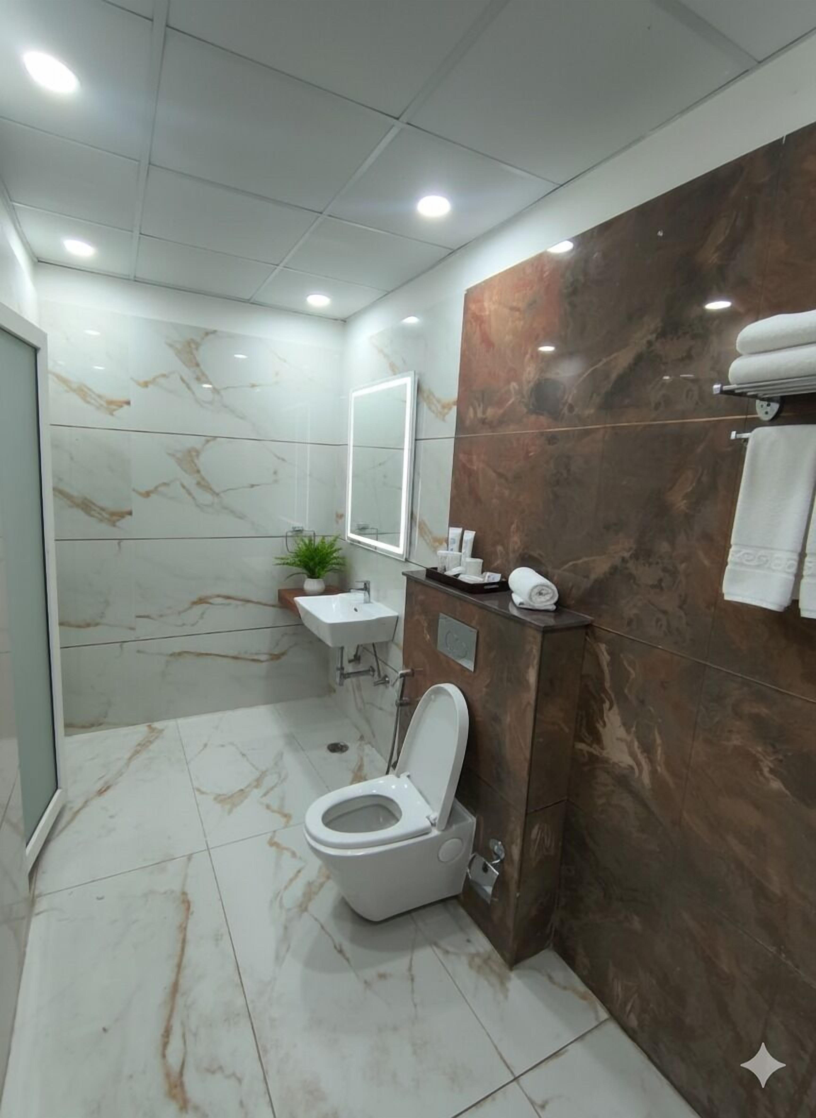 ผ้าเช็ดตัว, สบู่, ยาสระผม, กระดาษชำระ