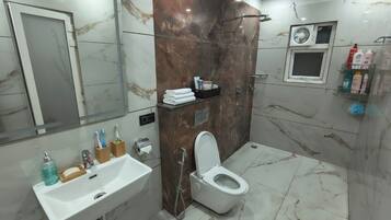 Handtücher, Seife, Shampoo, Toilettenpapier
