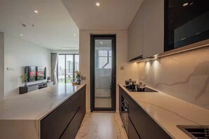 Refrigerador con freezer, microondas, horno, placa de cocina