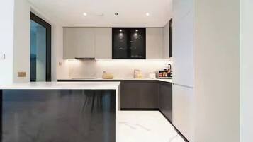 Perhesviitti, 3 makuuhuonetta, club-loungen käyttöoikeus, kaupunkinäköala | Yksityinen keittiö | Täysikokoinen jääkaappi, mikroaaltouuni, uuni, liesi