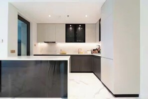 Suíte família, 3 quartos, acesso ao Club Lounge, vista para a cidade | Cozinha privada | Geladeira grande, micro-ondas, fogão, cooktop