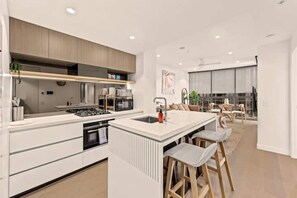 Wasserkocher mit Kaffee-/Teezubehör, Kühlschrank, Mikrowelle, Ofen