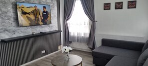 Apartamento, 2 quartos, vista para a cidade | Sala de estar