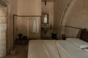 In-room safe, iron/ironing board, travel cot, free WiFi - Drakoni Luxury Suite, an Architectural Hideaway (Epano Elounda)
