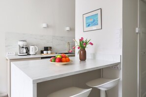 Kylskåp, mikrovågsugn, ugn och spishäll