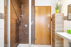 Dusche, Haartrockner, Handtücher