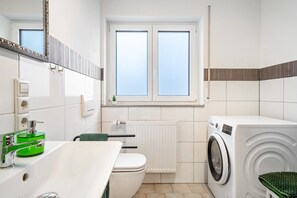 シャワー、ヘアドライヤー、タオル