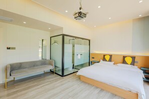 Habitación clásica doble, vistas a la colina | Baño | Ducha y bañera combinadas y cabezal de ducha tipo lluvia