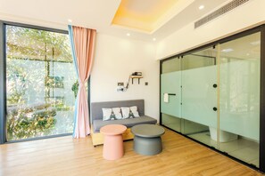 Design-Doppel- oder -Zweibettzimmer, Hügelblick | Wohnbereich