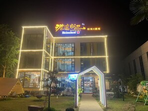 المنشأة من الخارج