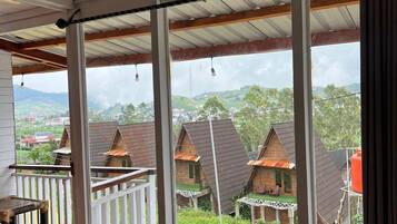 Perhemökki, näköala puutarhaan | Terassi/patio