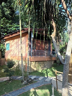 A small, single-story house with a wooden deck and a small garden area. - Echo Samadhi (Ko Lanta)