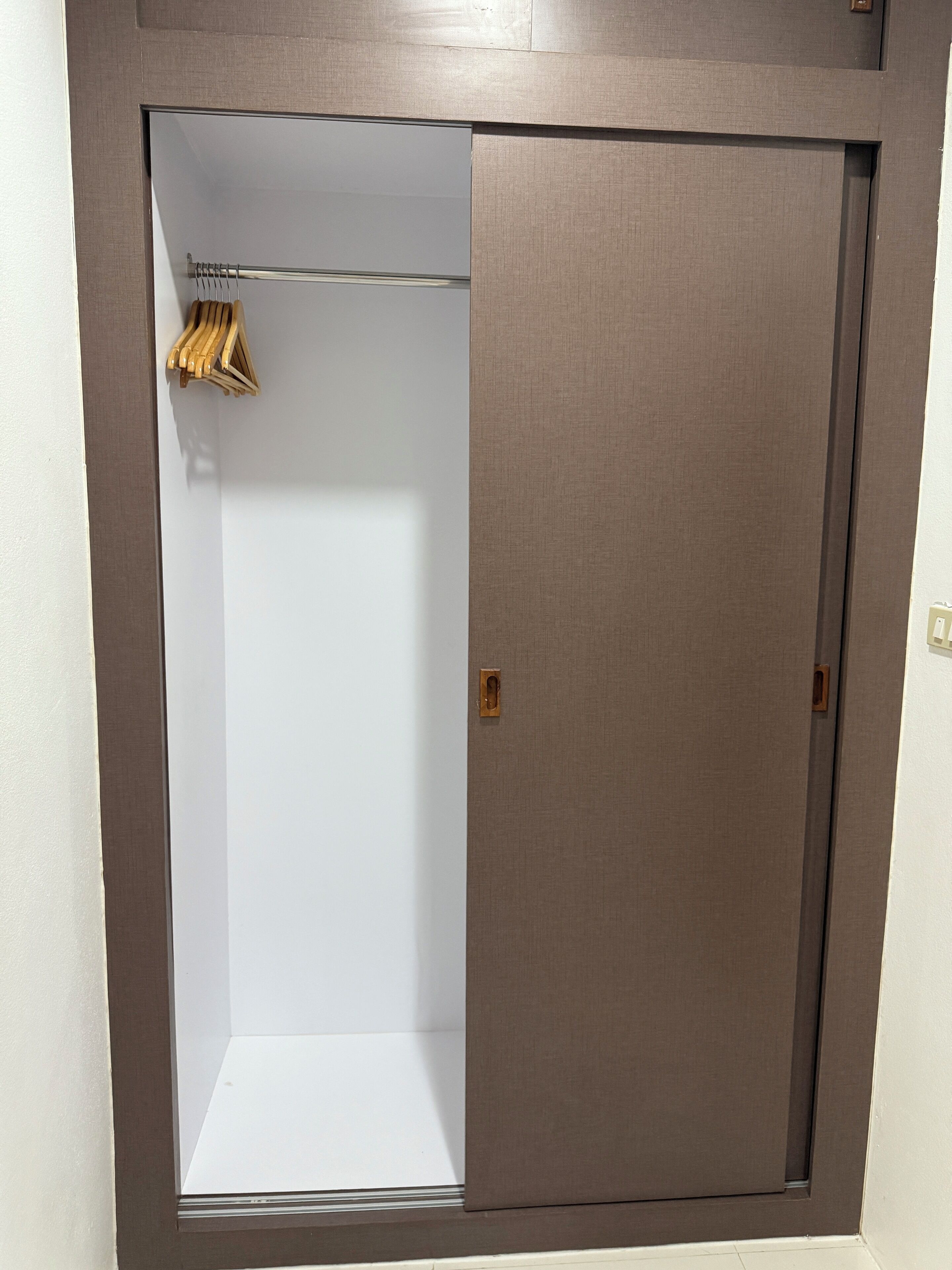 セーフティボックス (室内)、遮光カーテン、WiFi (無料)