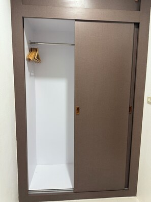 迷你吧、房內夾萬、遮光窗簾/窗簾、免費 Wi-Fi