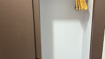 Safe på rommet, blendingsgardiner og wi-fi (inkludert)