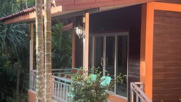 Bungalow – deluxe, elveutsikt | Safe på rommet, blendingsgardiner og wi-fi (inkludert)