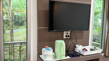 Safe på rommet, blendingsgardiner og wi-fi (inkludert)