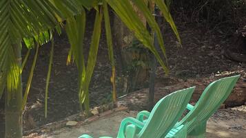 Bungalow – deluxe, elveutsikt | Safe på rommet, blendingsgardiner og wi-fi (inkludert)