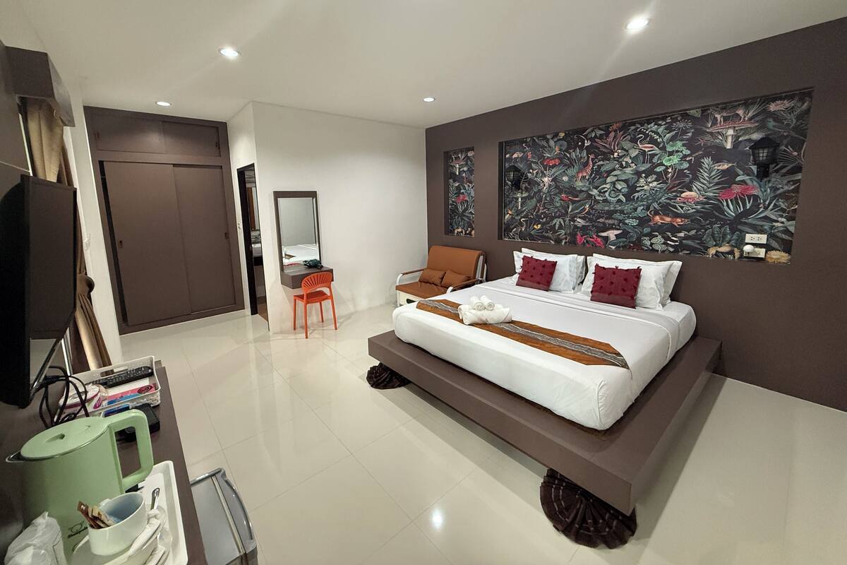 Family Room, Courtyard View | Minibar, in-room safe, blackout drapes, WiFi (free)