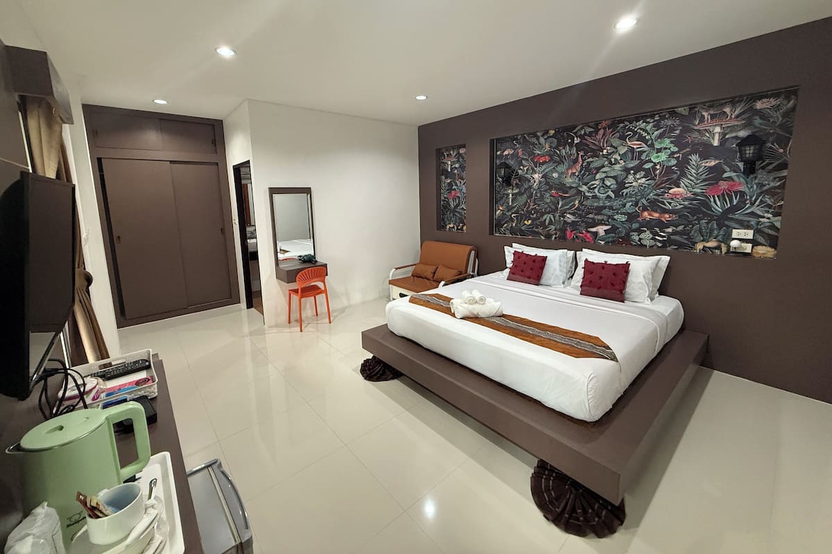 Familieværelse - udsigt til gårdsplads | Minibar, pengeskab på værelset, individuelt design