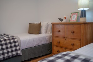 Iron/ironing board, bed sheets