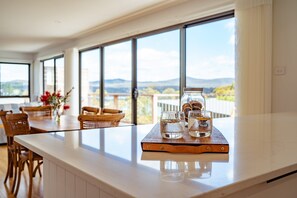 Dining - Marmoris Bay of Fires - A laid back coastal retreat with shimmering ocean views (Binalong Bay)