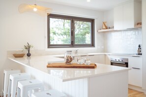Coffee/tea maker, fridge, microwave, oven - Marmoris Bay of Fires - A laid back coastal retreat with shimmering ocean views (Binalong Bay)