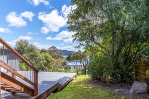 Property grounds - Marmoris Bay of Fires - A laid back coastal retreat with shimmering ocean views (Binalong Bay)