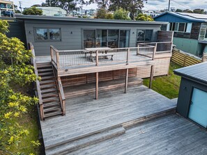Outdoor dining - Marmoris Bay of Fires - A laid back coastal retreat with shimmering ocean views (Binalong Bay)