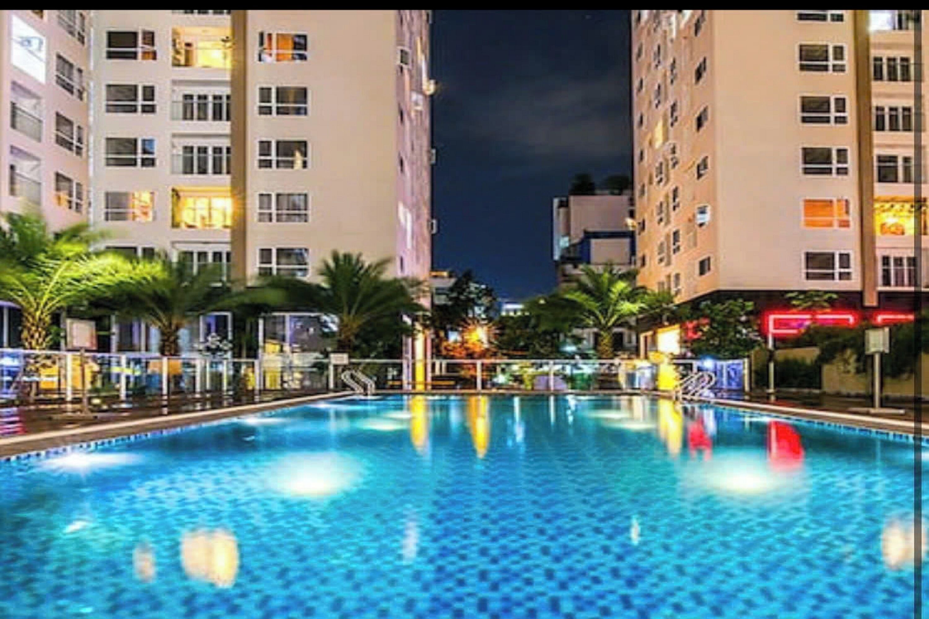 Una piscina al aire libre