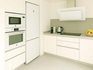 Wasserkocher mit Kaffee-/Teezubehör, Kühlschrank, Mikrowelle, Ofen