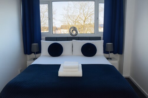 Stylish 3-Bed House in Wolverhampton | Long Stays Welcome | Near Hospital