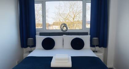 Stylish 3-Bed House in Wolverhampton | Long Stays Welcome | Near Hospital