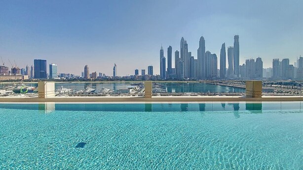 Una piscina con el horizonte de la ciudad al fondo.