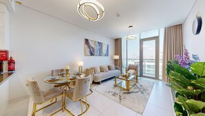 Un salon moderne comprenant un coin repas, un canapé et une table basse. Une grande fenêtre offre une vue sur la ville.