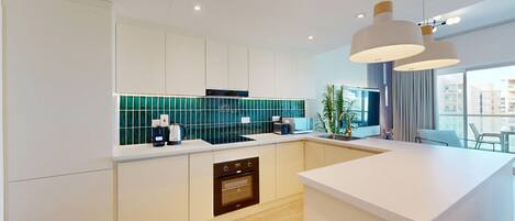 Réfrigérateur, four à micro-ondes, un four, surface de cuisson