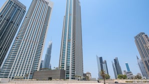 Un conjunto de edificios de gran altura con un diseño arquitectónico moderno, que combina fachadas de vidrio y acero.