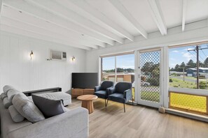 TV, video games, offices - The Sandy Putter - Bristow smith Avenue (Goolwa South)