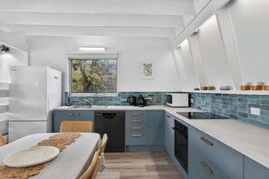 Fridge, microwave, oven, dishwasher - The Sandy Putter - Bristow smith Avenue (Goolwa South)