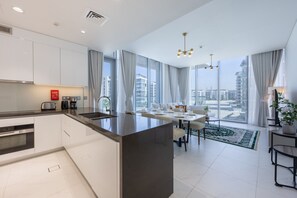 Coffee/tea maker, fridge, microwave, oven - Serene 3 Bed Haven l Private Beach l District One (District One)