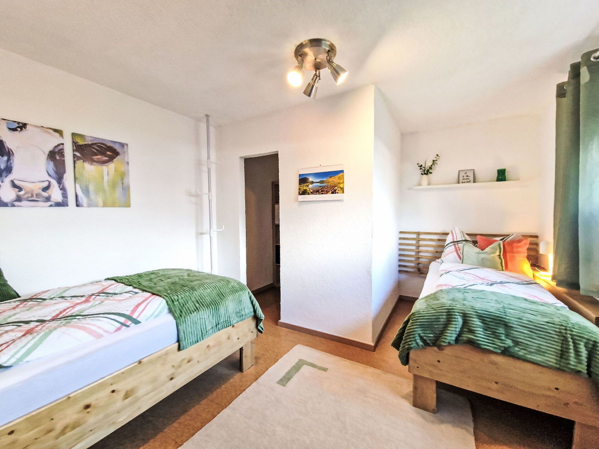 Bett, Möbel, Interior Design, Schlafzimmer, Wand, Bettdecke, Bedding, Flooring, Holz, Fussboden