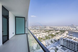 Property grounds - High-Floor Studio Overlooking the Community, Short Drive to Miracle Garden (Dubai)