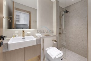 Shower, hair dryer, bidet, towels - High-Floor Studio Overlooking the Community, Short Drive to Miracle Garden (Dubai)