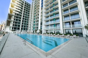 Pool - High-Floor Studio Overlooking the Community, Short Drive to Miracle Garden (Dubai)