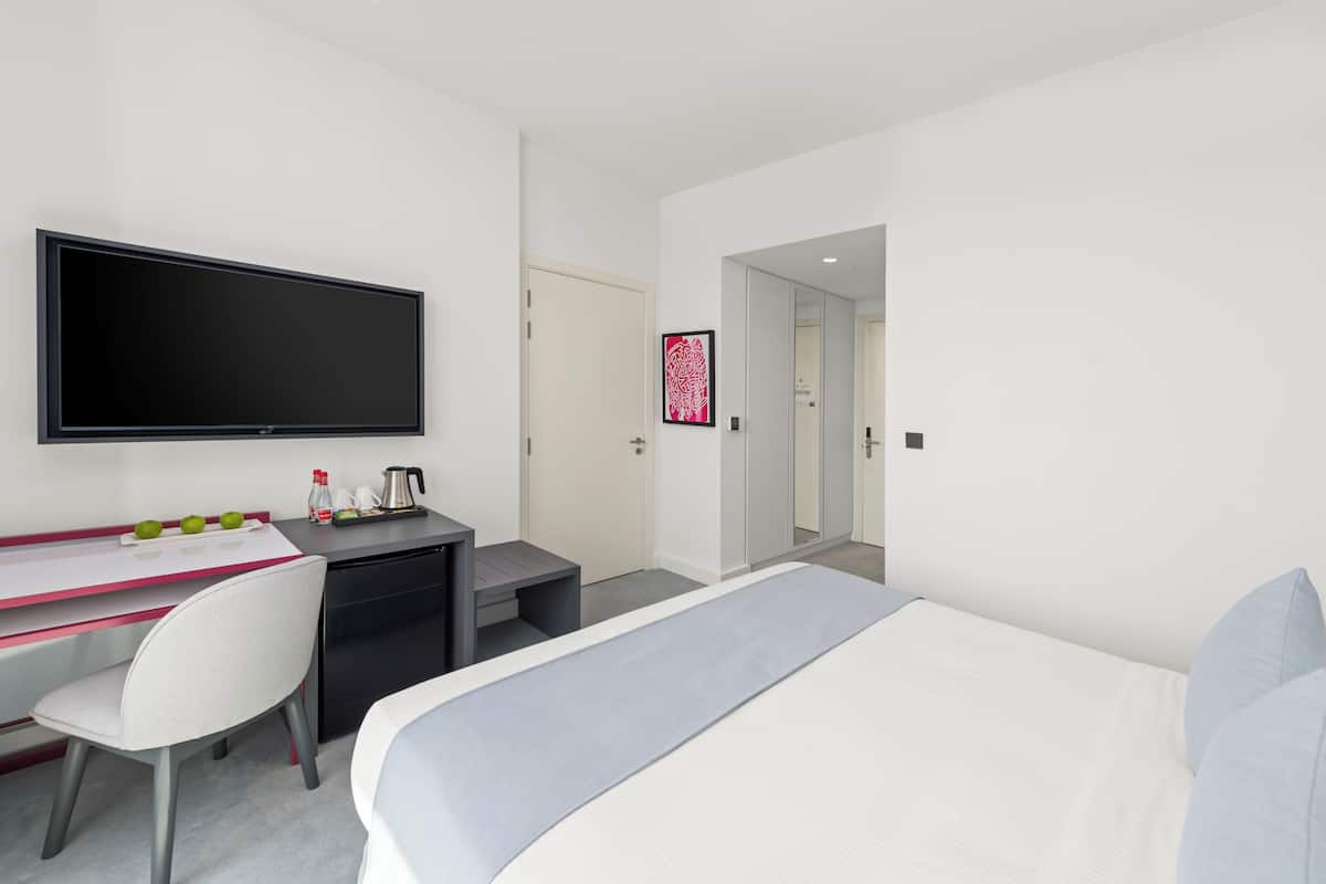 Caixa forta a l'habitació i escriptori