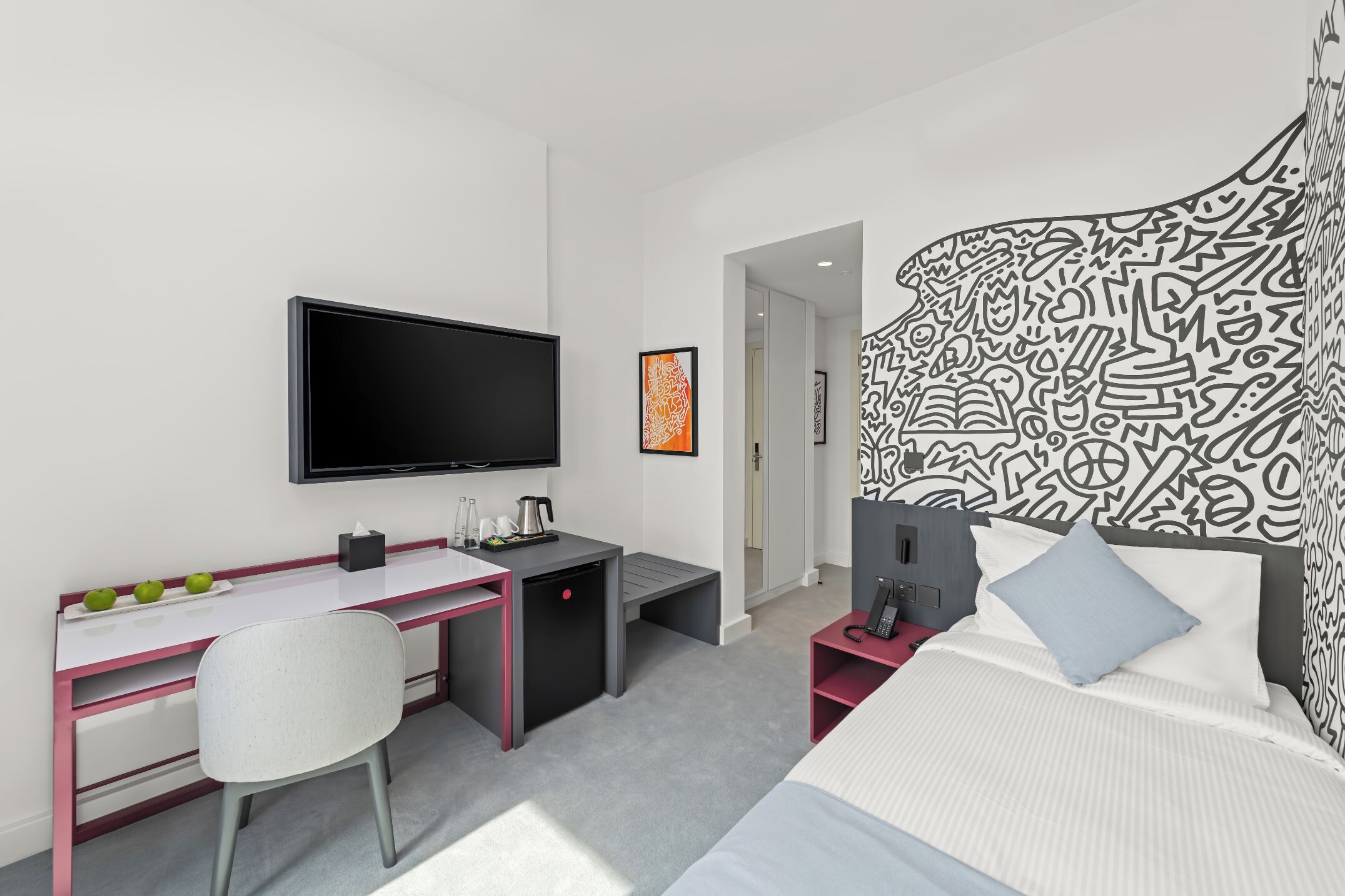 Caja fuerte, escritorio, espacio para trabajar con un portátil