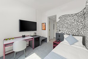 خزنة داخل الغرفة ومكتب ومساحة عمل للكمبيوتر المحمول ومكواة/لوح كي