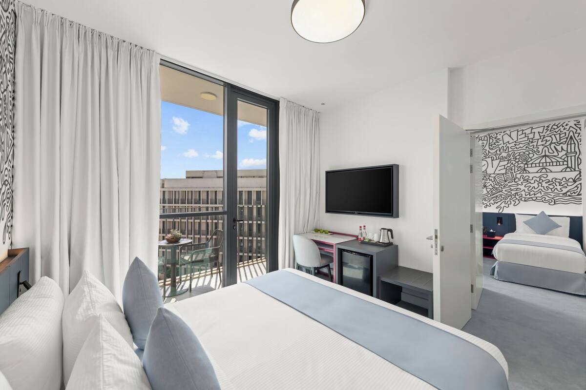 Select Family Room with Balcony | Caja fuerte, escritorio, espacio para trabajar con un portátil