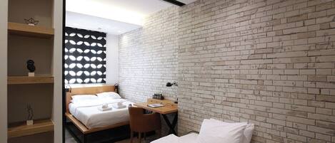 Tabla de planchar con plancha, wifi, ropa de cama